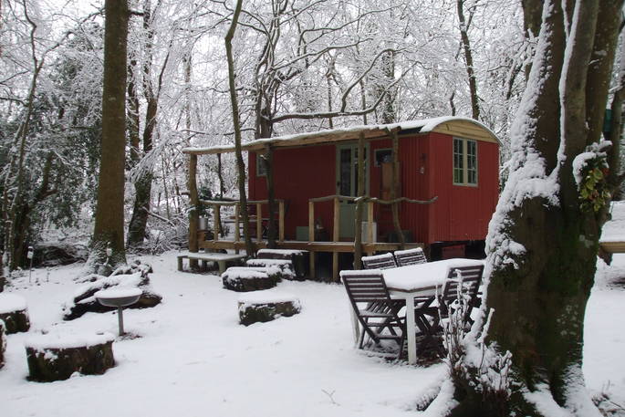 turners-woodland-suite-shepherd-s-hut-in-the-snow-acorn-farm-in-devon_cs_large_gallery_preview